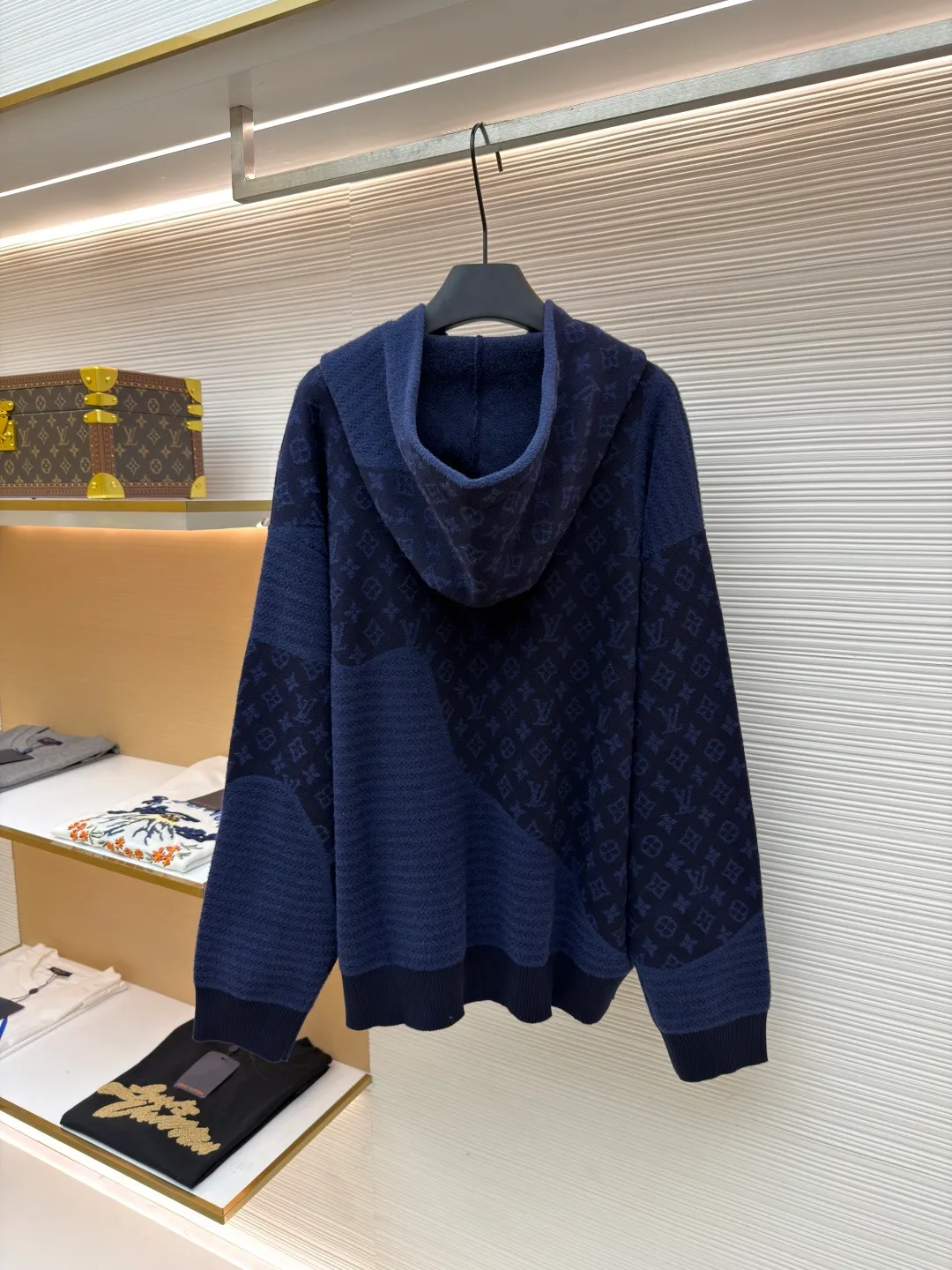 LOUIS VUITTON Holiday spliced ​​long-sleeved hooded pullover sweatshirt ●Original version: Purchased and developed by 16097 ●Item number: 1681356-C15 ●Fabric: 100% cotton ●Technology: knitted ●Color: navy ●Version: fitted version ●Weight: about 1010g ●Size: S-M-L-XL ●Description: This sweatshirt is made of wool blended knitted fabric, which is soft to the touch and has good warmth retention. The hooded design is equipped with a drawstring adjustment system, which can flexibly adjust the shape of the hood; the entire body of the garment displays the brand's classic Monogram pattern, which is made through multi-color jacquard knitting technology. The pattern texture is three-dimensional and layered. The body is equipped with a kangaroo pocket, which is practical and has a sense of design; the ribs on the cuffs and hem are made of high-elastic knitting technology to ensure fit and resilience. The overall cut is an oversize silhouette, and the splicing of the body uses seamless weaving technology to avoid exposed threads and improve wearing comfort. From the complex design of the jacquard pattern to the delicate processing of the knitted texture, every step reflects Louis Vuitton's exquisite control of luxury knitted items. It is a fusion of the brand's classic elements and casual style. The overall wiring is straight and delicate, the fabric is comfortable and soft, and the color is consistent without color difference. It can be matched with the same style to create a fashionable look and control various occasions. Customized accessories, complete with three standards, same style for men and women!